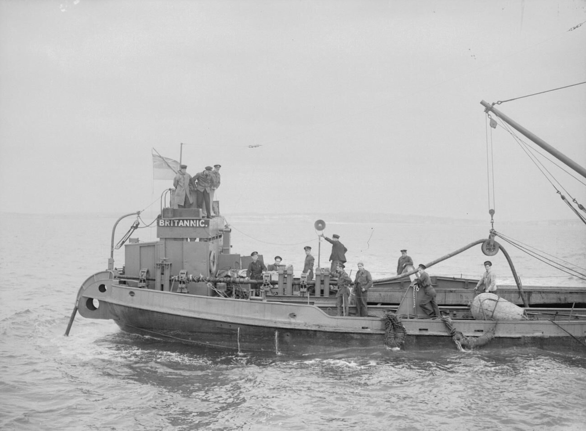 The tug Britannic lays the seventeenth pipeline to Boulogne.